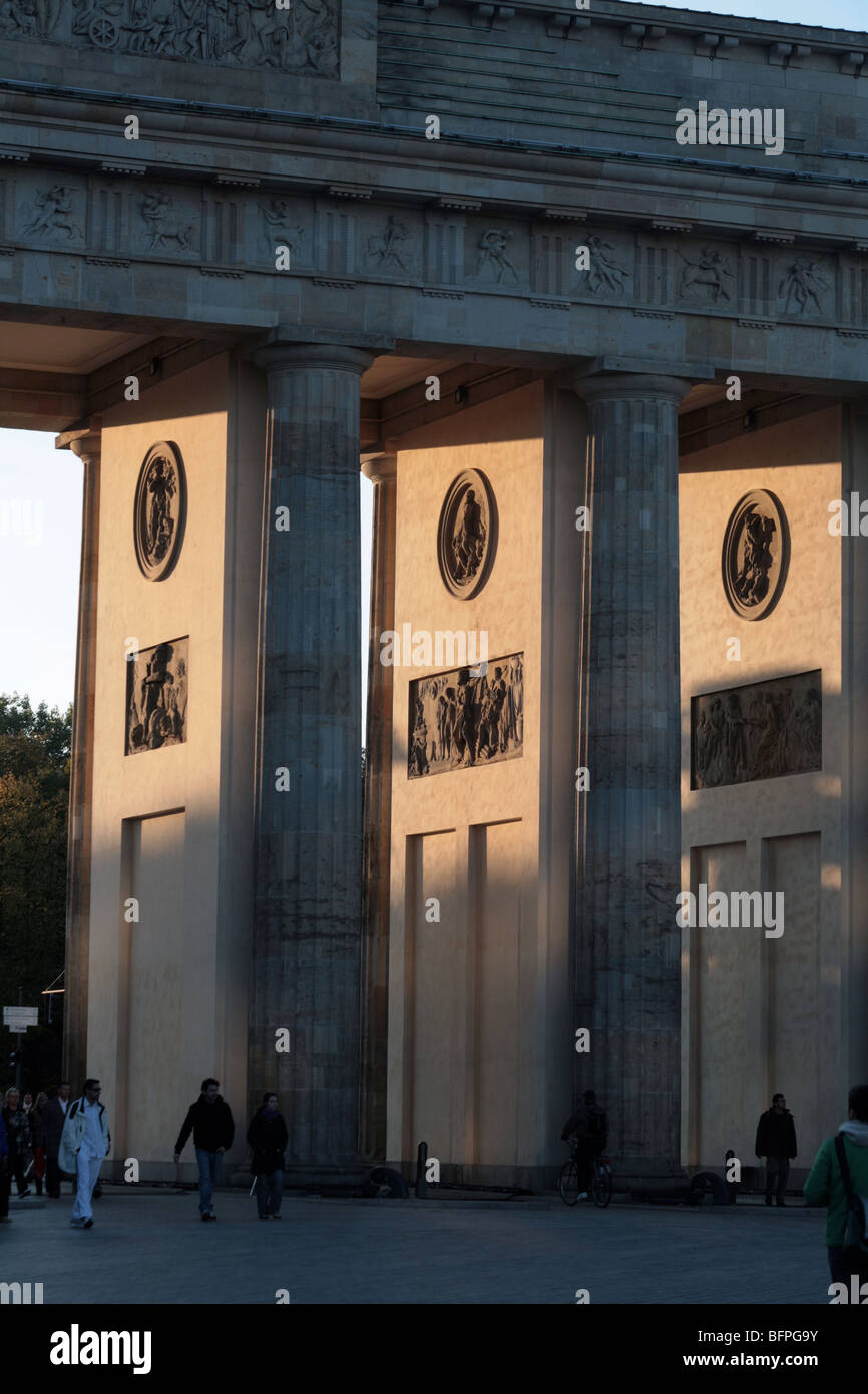 Le ombre della sera illuminando la Porta di Brandeburgo a Berlino Germania Foto Stock