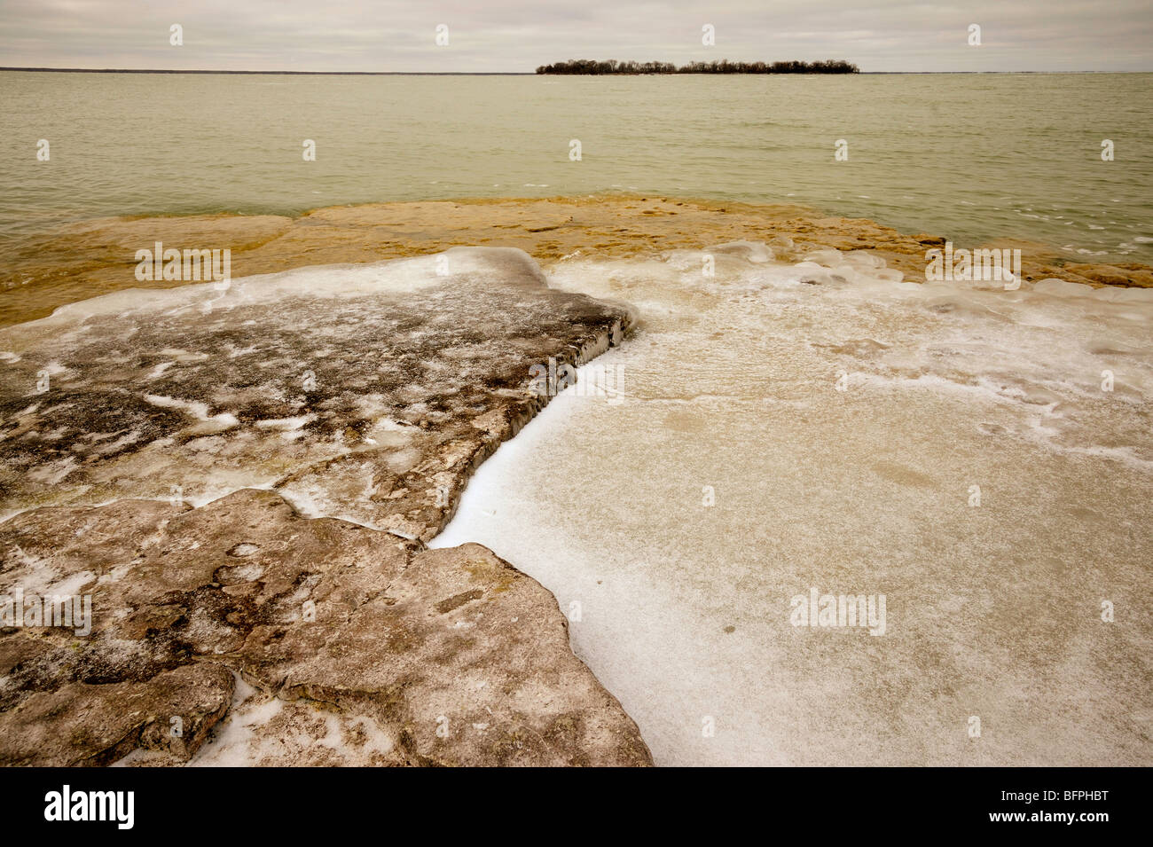 Il lago di Manitoba litorale all'inizio dell'inverno, ripida roccia, Manitoba, Canada Foto Stock