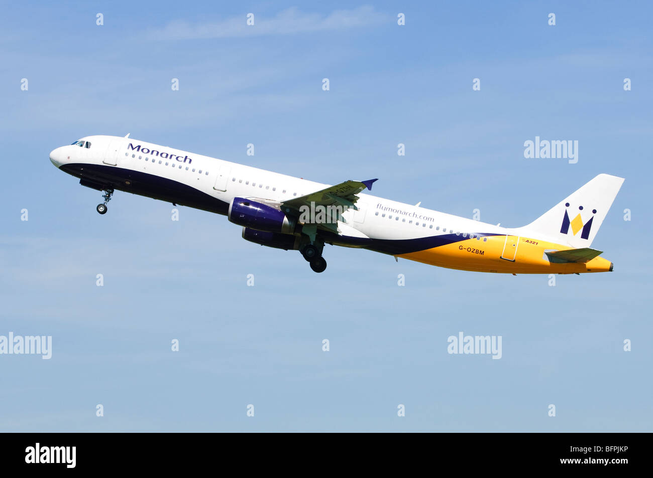 Airbus A321 azionato da Monarch Airlines arrampicata fuori dopo il decollo dall'Aeroporto di Birmingham, UK. Foto Stock