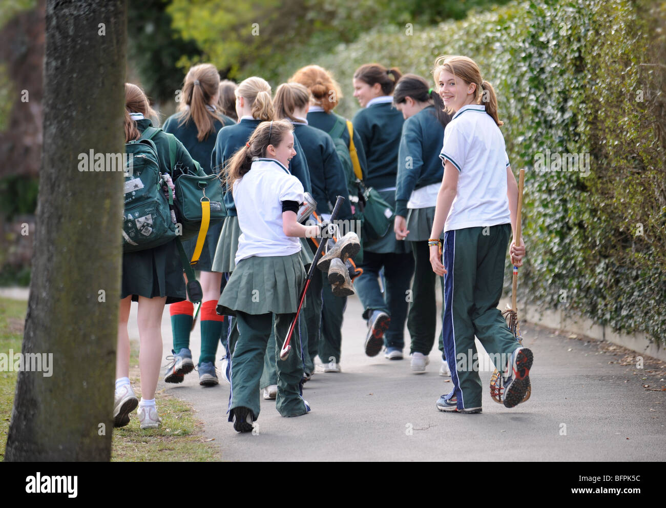 Le ragazze da Cheltenham Ladies College sul loro modo di hockey e di lacrosse pratica GLOUCESTERSHIRE REGNO UNITO Foto Stock