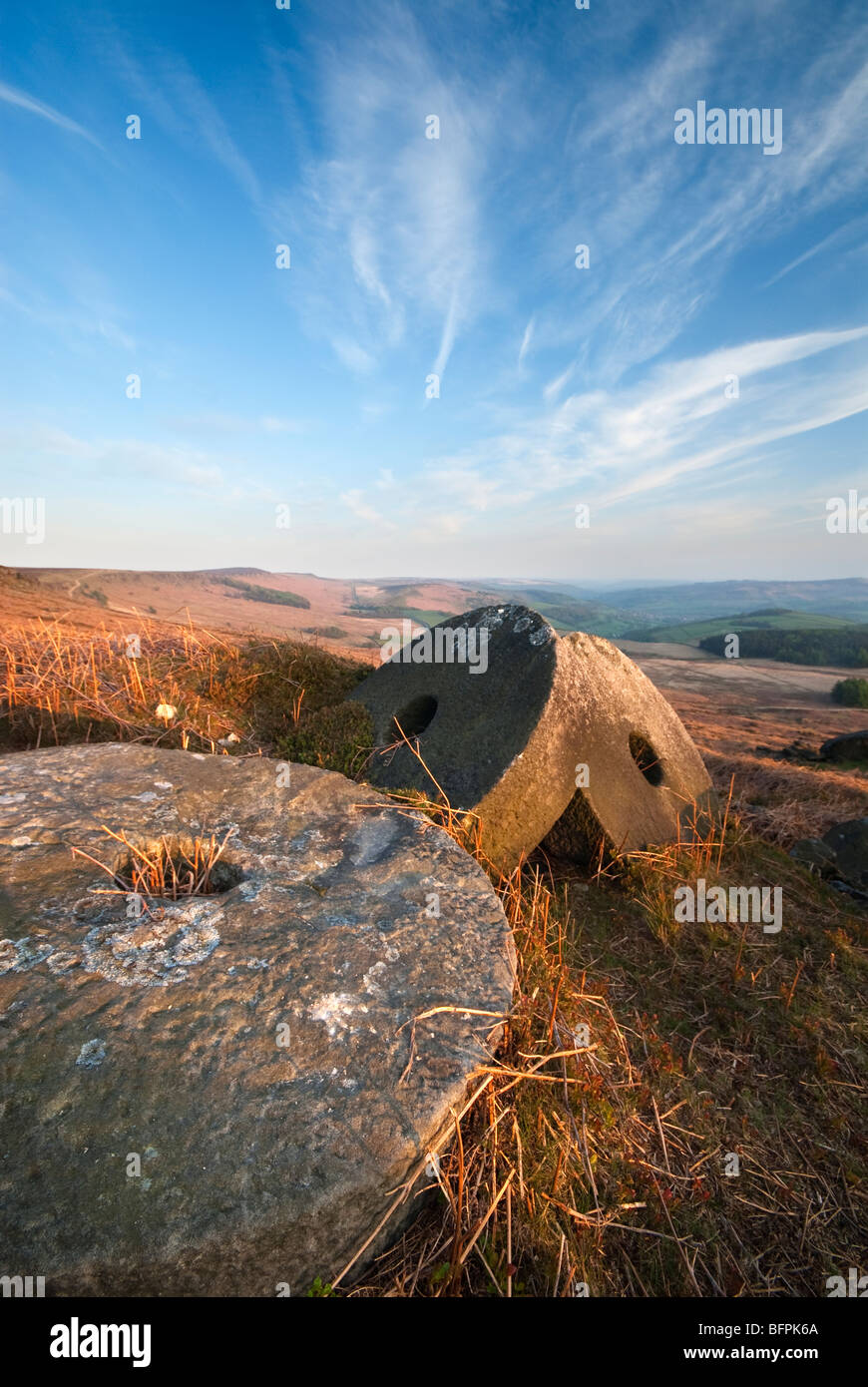Macine abbandonate sotto bordo Stanage nel Derbyshire Gran Bretagna Foto Stock