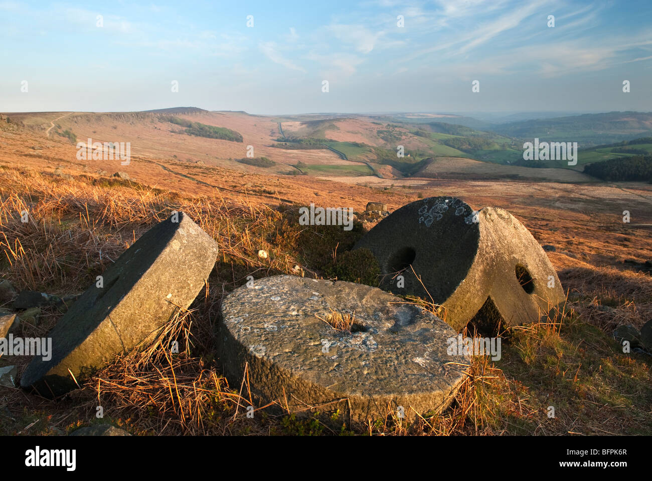 Macine abbandonate sotto bordo Stanage nel Derbyshire Gran Bretagna Foto Stock