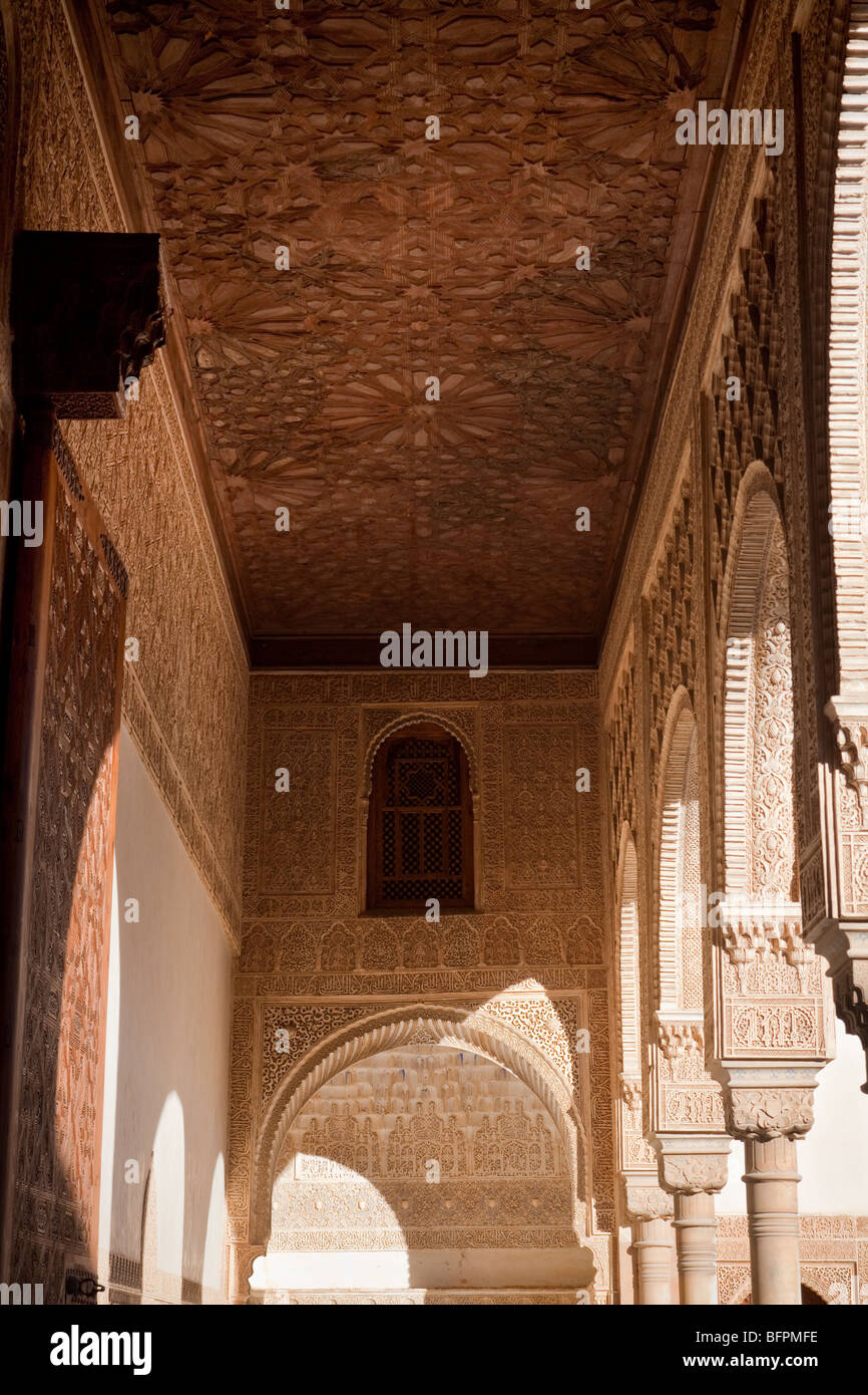 Arcade decorate con stucchi, Corte dei Mirti o Patio de Comares, la Alhambra Palace, Granada, Spagna Foto Stock