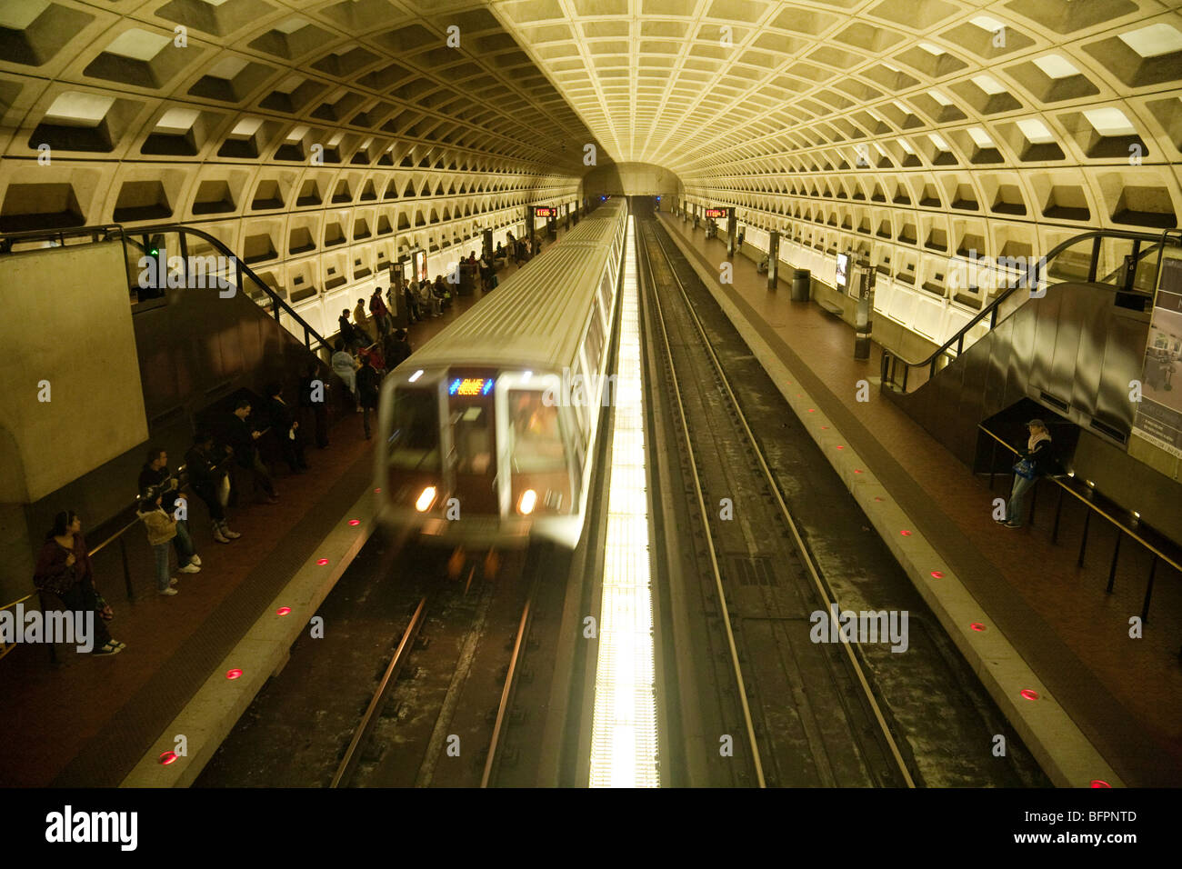Un treno in arrivo alla stazione, il metrorail o metro del sistema ferroviario, Washington DC, Stati Uniti d'America Foto Stock