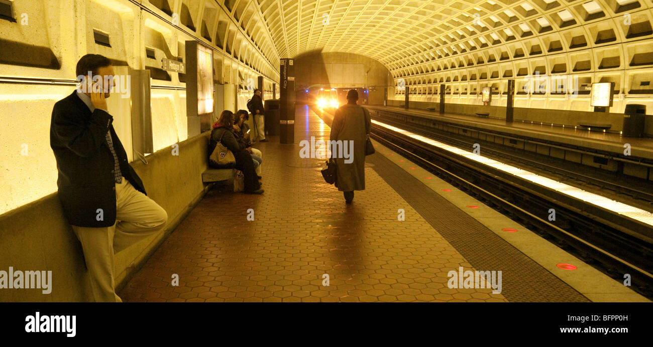 Persone in attesa sulla piattaforma per un treno, il metrorail o metro del sistema ferroviario, Washington DC, Stati Uniti d'America Foto Stock