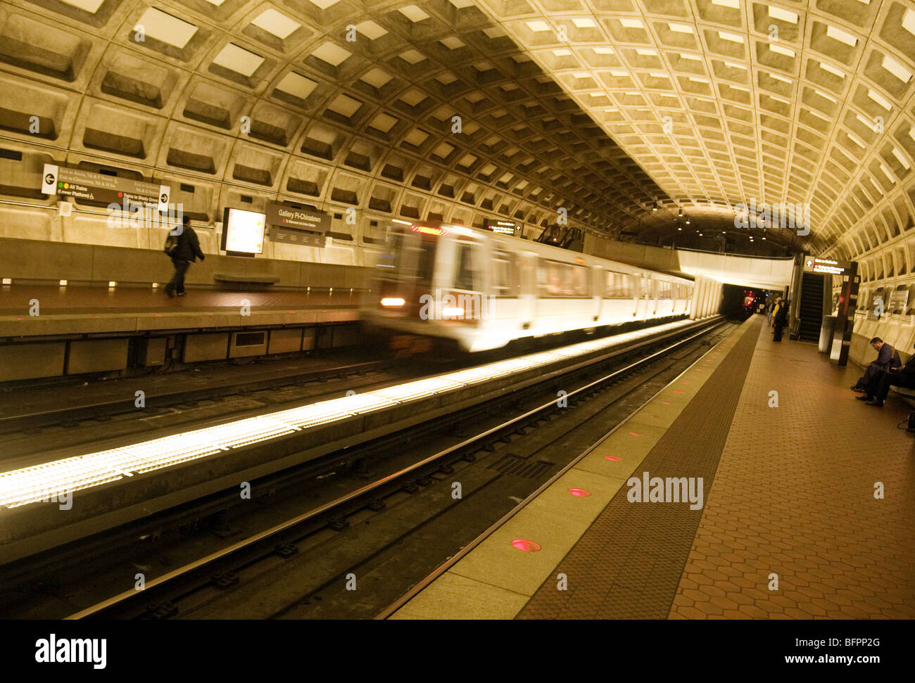 Un treno in arrivo in una stazione, il metrorail o metro del sistema ferroviario, Washington DC, Stati Uniti d'America Foto Stock