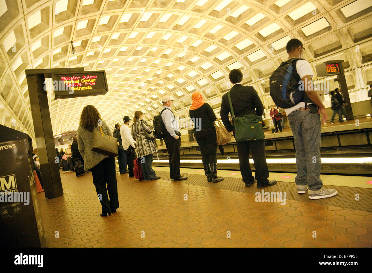 Persone in attesa sulla piattaforma per un treno, il metrorail o metro del sistema ferroviario, Washington DC, Stati Uniti d'America Foto Stock