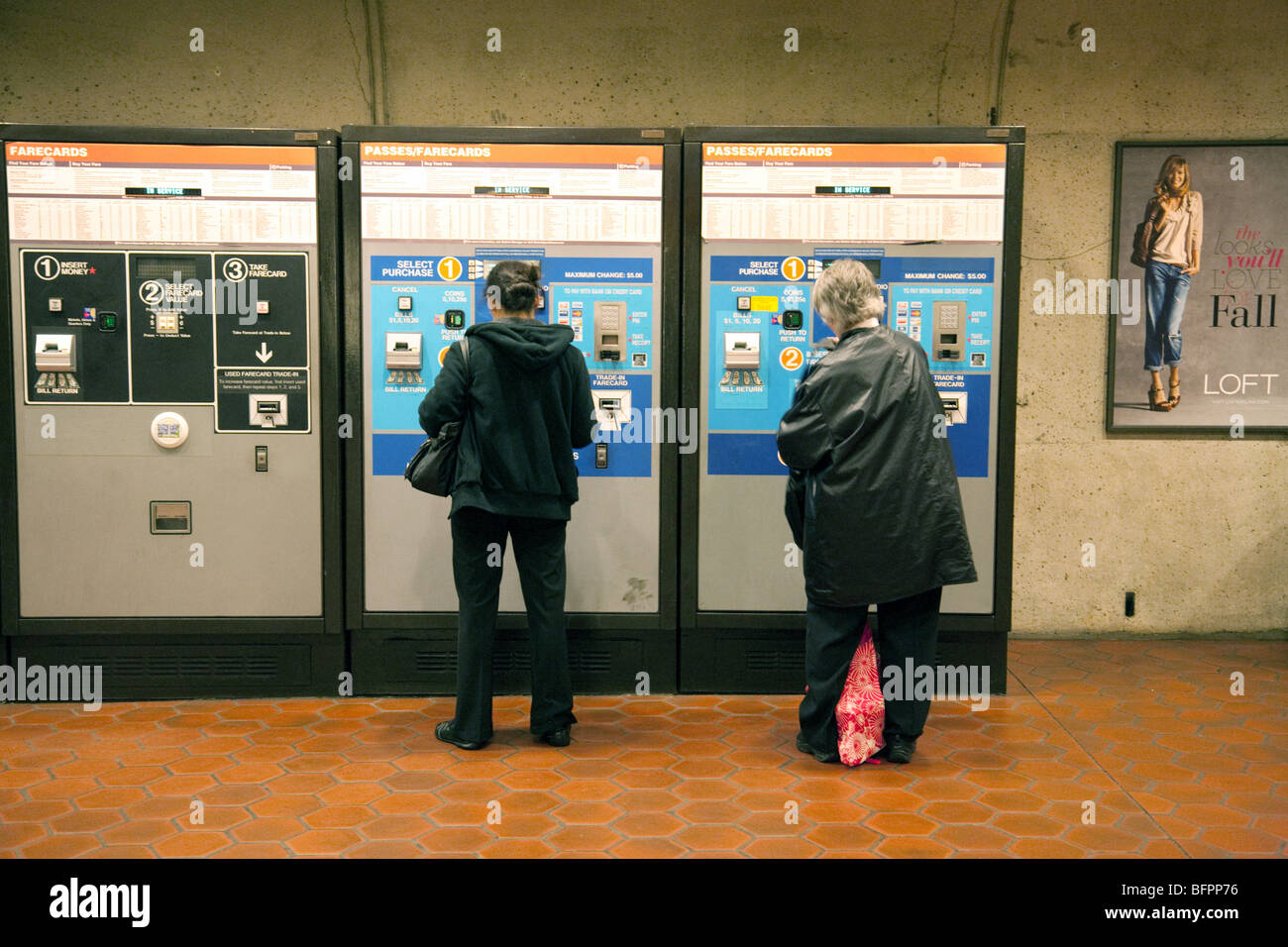 I passeggeri acquistano i biglietti dalle macchine, il metrorail o metro del sistema ferroviario, Washington DC, Stati Uniti d'America Foto Stock