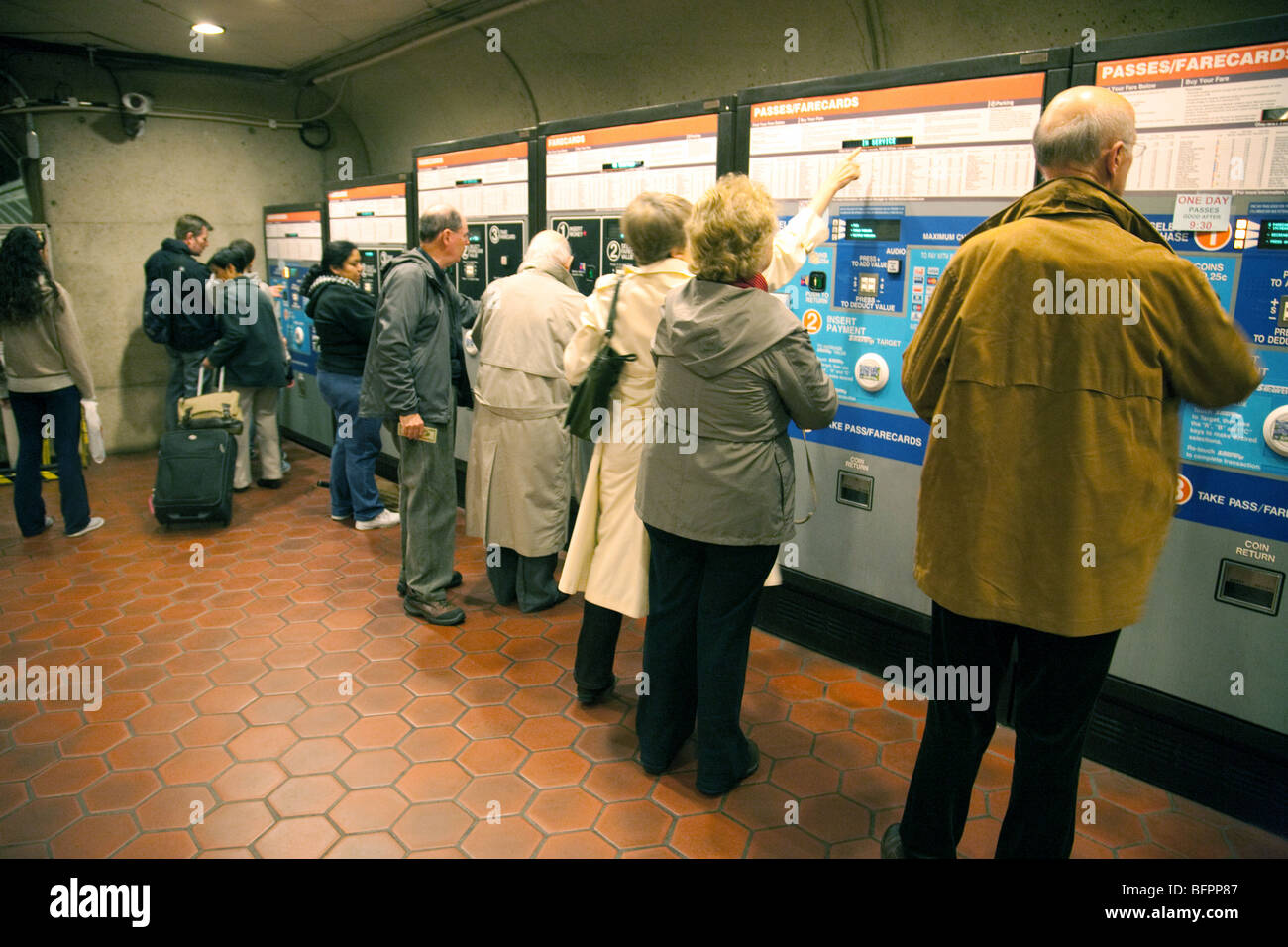 I passeggeri acquistano i biglietti dalle macchine, il metrorail o metro del sistema ferroviario, Washington DC, Stati Uniti d'America Foto Stock