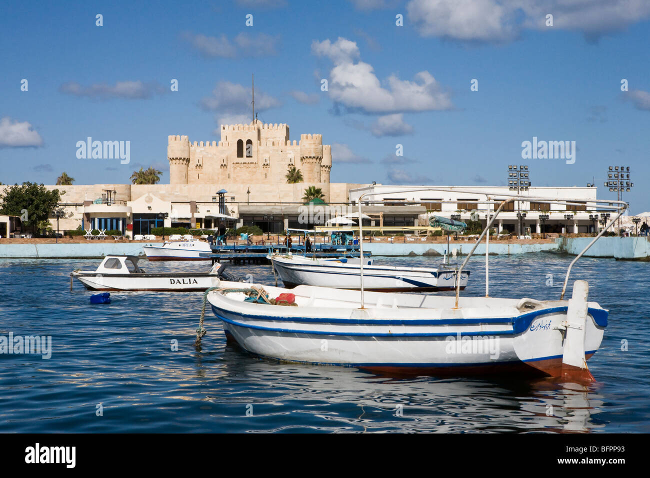 Barche sul lungomare vicino al fort del sultano Qaitbay presso il Porto orientale della città di Alessandria, Egitto Foto Stock