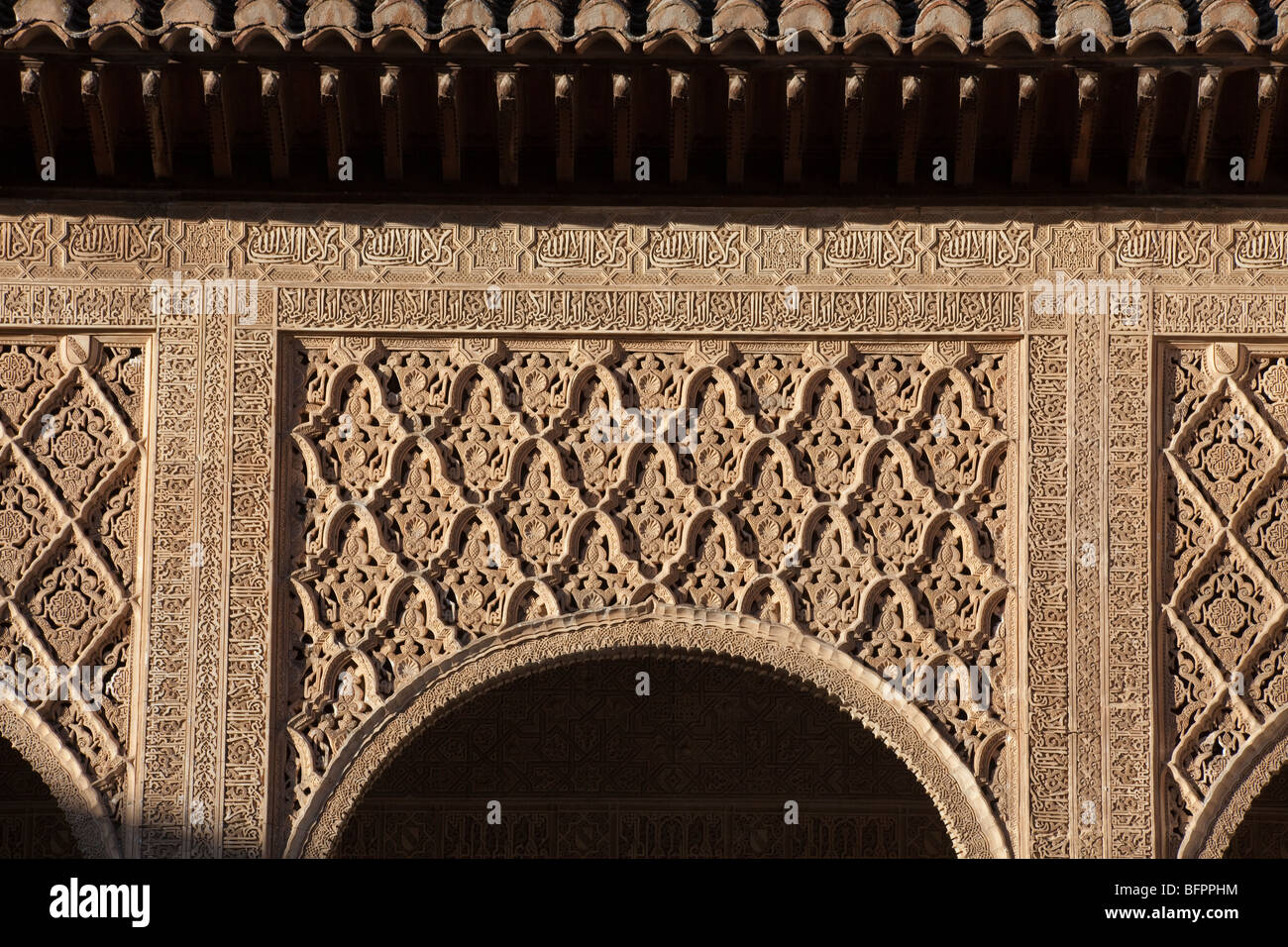 Dettaglio del porticato decorato con stucchi, Corte dei Mirti o Patio de Comares, la Alhambra Palace, Granada, Spagna Foto Stock