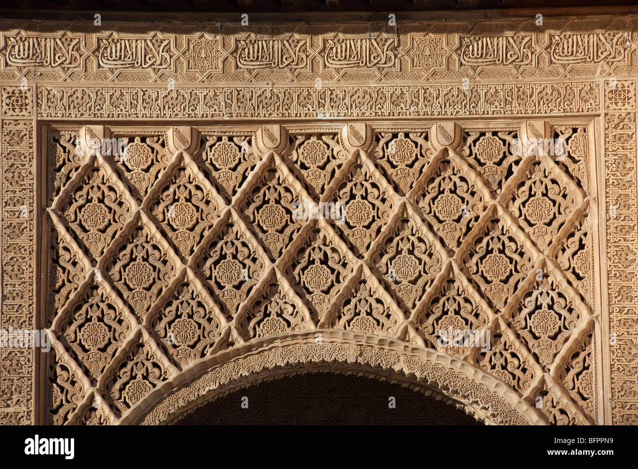 Dettaglio del porticato decorato con stucchi, Corte dei Mirti o Patio de Comares, la Alhambra Palace, Granada, Spagna Foto Stock