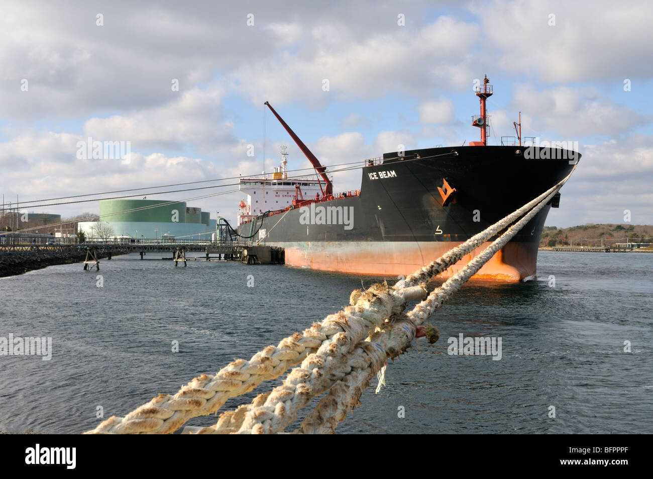 Combustibile grezzo petroliera nave Geloraggio attraccata mentre offload dell'olio in corrispondenza del terminale Foto Stock