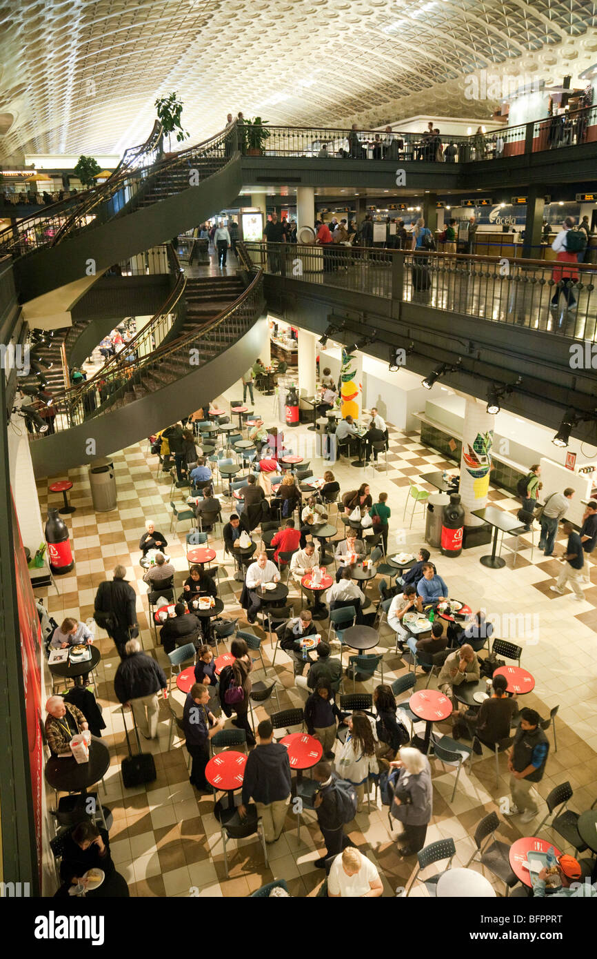 Persone di mangiare in un bar / ristorante, Union Station Shopping Mall, Washington DC, Stati Uniti d'America Foto Stock