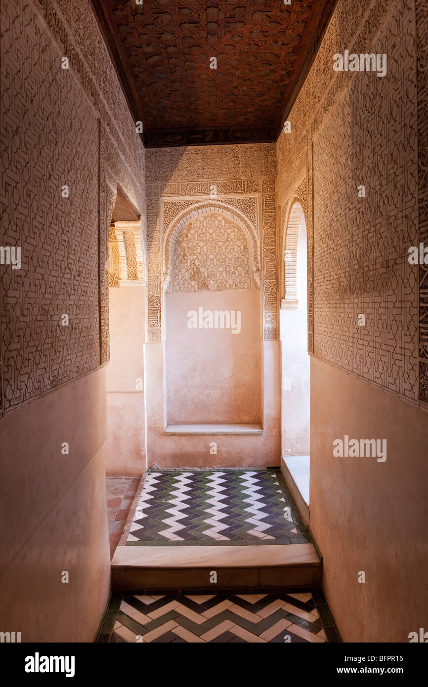 Corridoio che conduce da Cuarto Dorado, l'ingresso principale al Palazzo di Comares, Alhambra Palace, Granada, Spagna Foto Stock