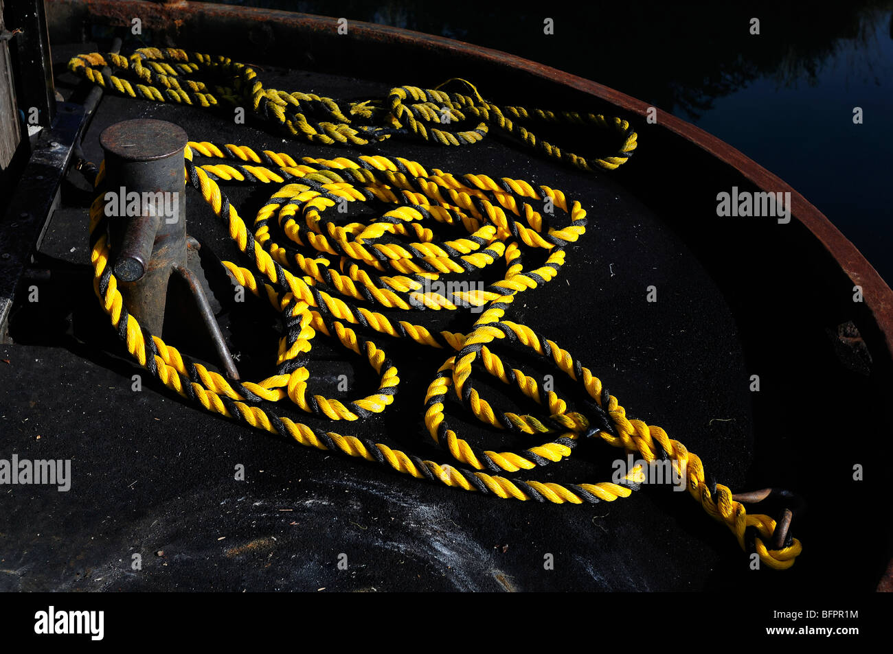 Il giallo e il nero fune su una barca in Port Angeles, nello Stato di Washington, USA, Washington, Stati Uniti Foto Stock