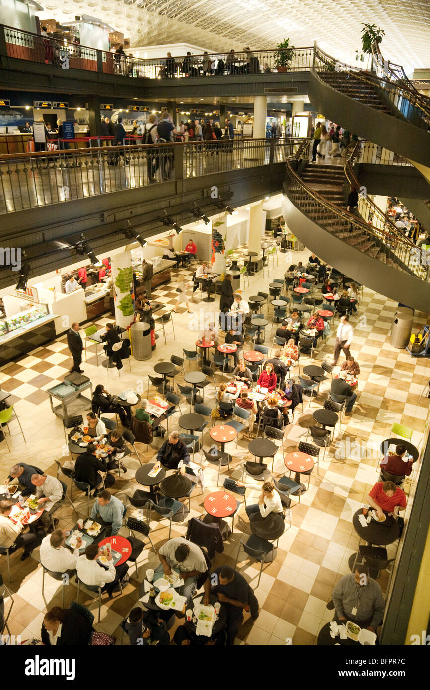 Persone di mangiare in un bar, Union Station Shopping Mall, Washington DC, Stati Uniti d'America Foto Stock