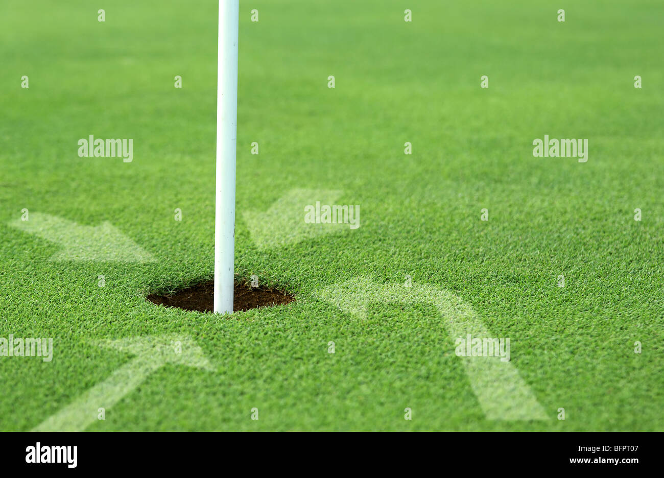 Hai bisogno di aiuto o di orientamento le frecce che puntano in foro di golf Foto Stock