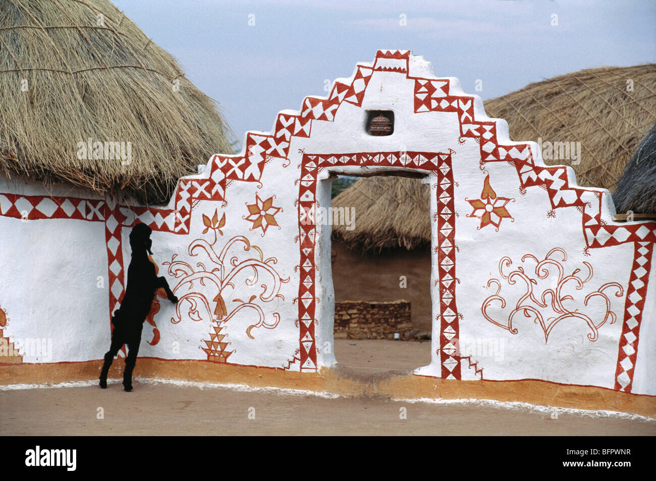 HMA 66511 : villaggio di Khudi parete dipinta ; Jaisalmer ; Rajasthan ; India Foto Stock