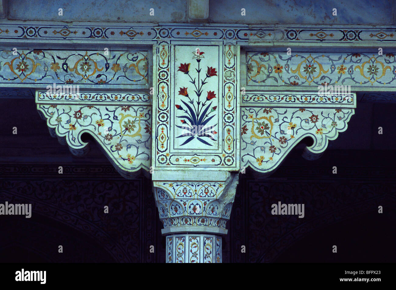 NMK 66539 : riccamente decorate pilastro intarsi in Sheesh Mahal in Agra fort ; Agra ; Uttar Pradesh ; India Foto Stock