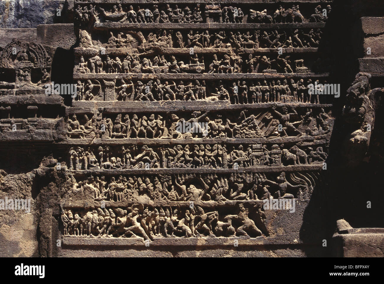 RSC 66575 : indiana Mahabharata scena scolpita sulla parete del tempio Kailash ; Ellora ; Maharashtra ; India Foto Stock