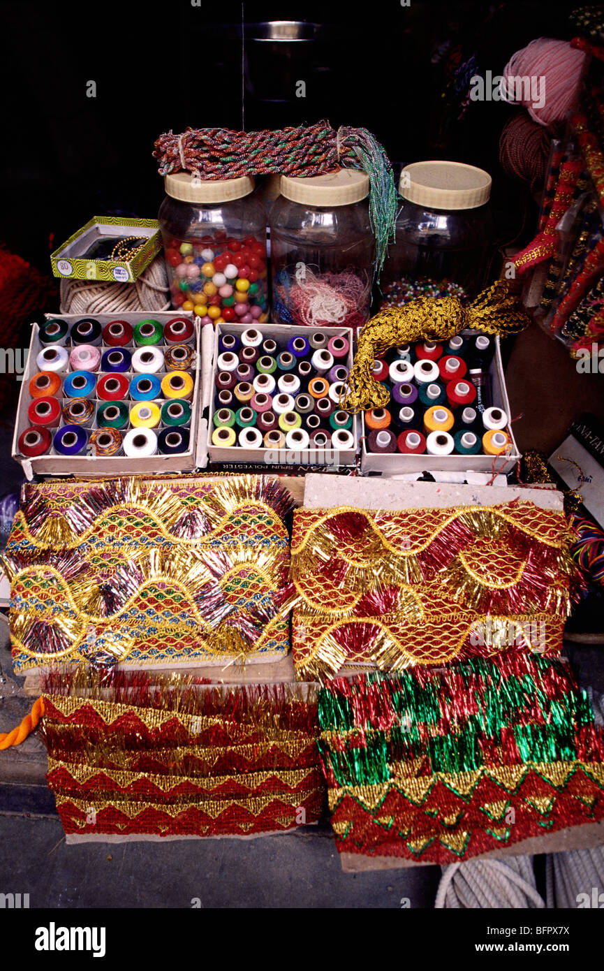 AAD 66602 : Artigianato e materiali nel negozio di Bhuj ; ; ; Kutch Gujarat ; India Foto Stock
