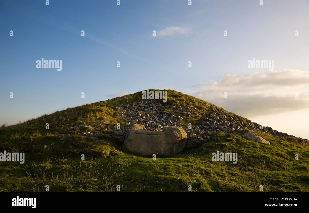 Il Hag della Seat, il Tumulo T passaggio Grave, Loughcrew Meaalithic Sito, Slieve na Calliagh, nella contea di Meath, Irlanda Foto Stock