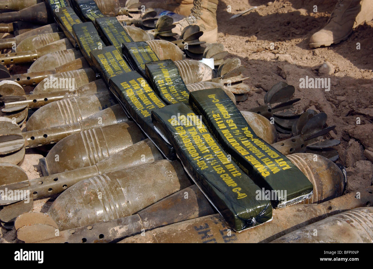 Artiglieria sparsi assegnati per l'eliminazione degli ordigni esplosivi (EOD) in Al Faw, Iraq. Foto Stock