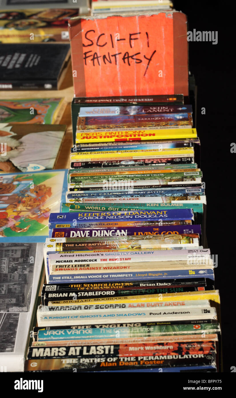 Di seconda mano libri in brossura libro mercato di stallo in vendita Fantascienza Sci-fi titoli fantasy Foto Stock