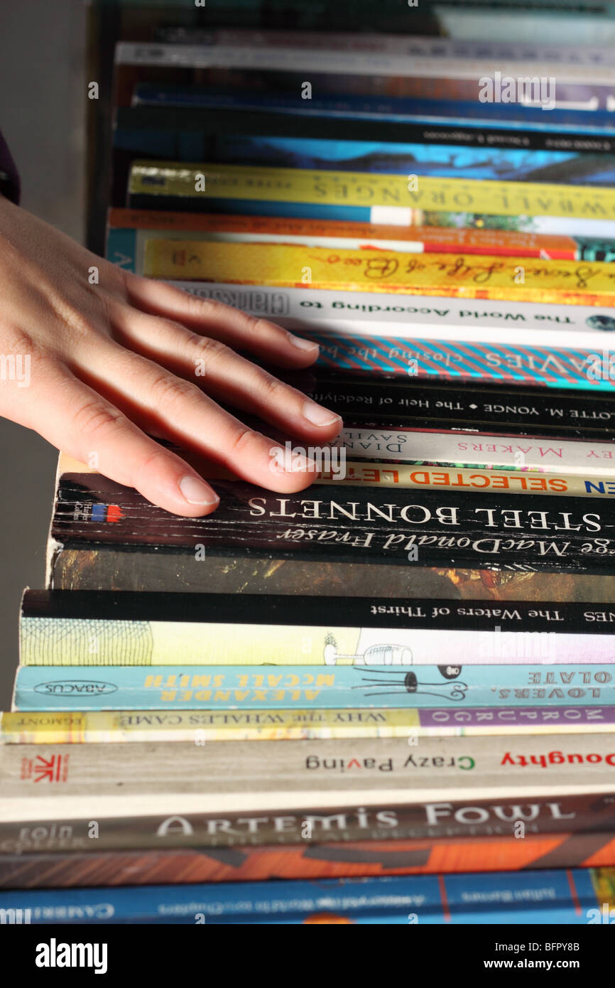 Di seconda mano libri in brossura libro mercato di stallo per la vendita la navigazione del cliente Foto Stock