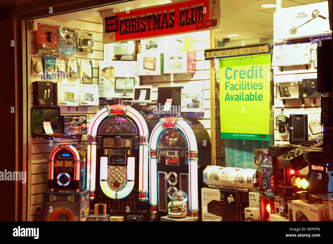 Club di natale, agevolazioni di credito disponibile. Una vetrina a Belfast all'inizio dello shopping natalizio periodo. Foto Stock