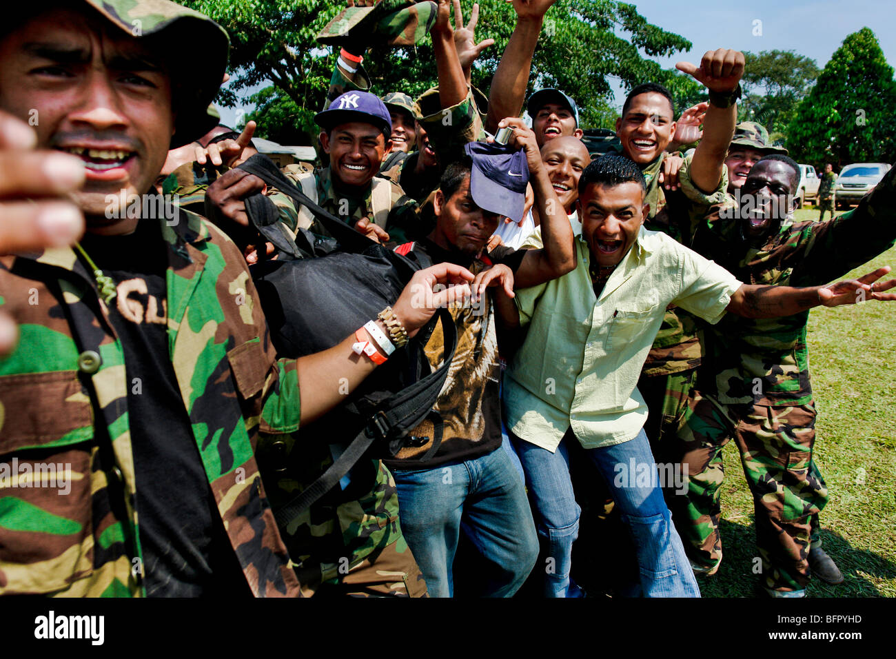 Paramilitari colombiani fighters (AUC) celebra la smobilitazione in una giungla casibare insediamento, a meta di Colombia. Foto Stock