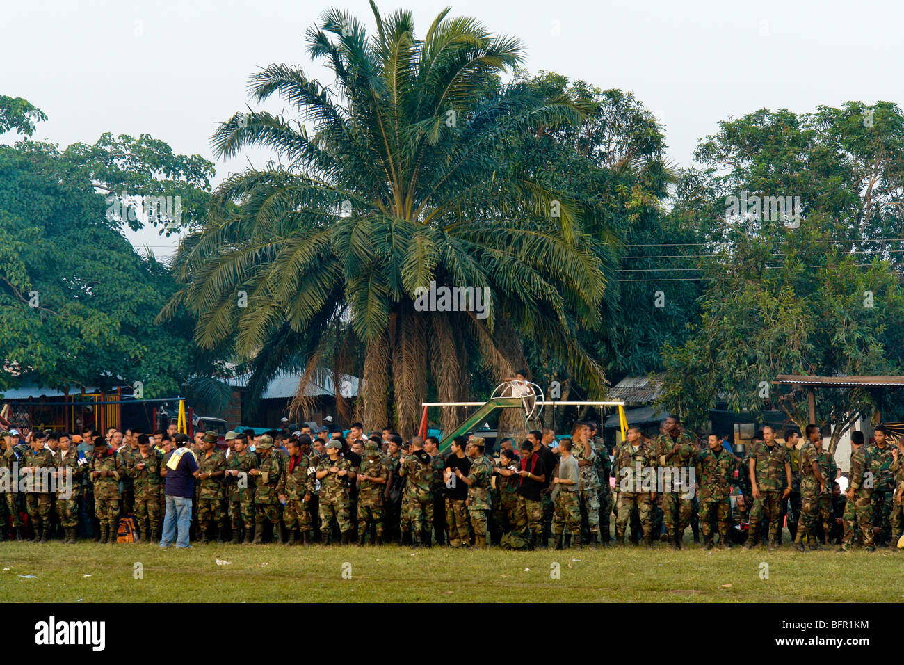 Auc paramilitari colombiani fighters durante le prove per la smobilitazione cerimonia in casibare, meta, Colombia. Foto Stock