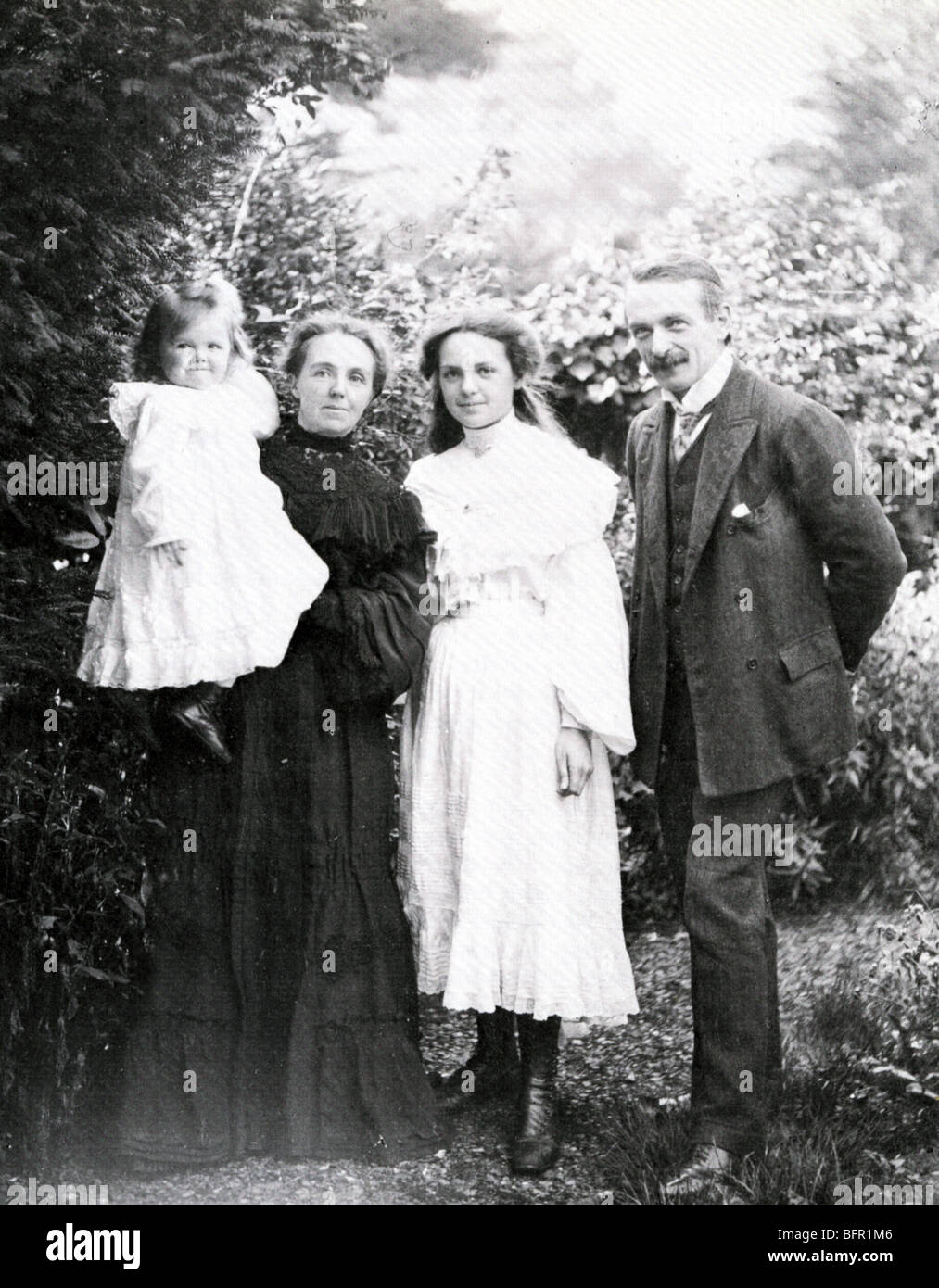DAVID Lloyd George - British politico liberale che, con la moglie Margaret e le figlie Megan (sinistra) e Mair nel 1904 Foto Stock