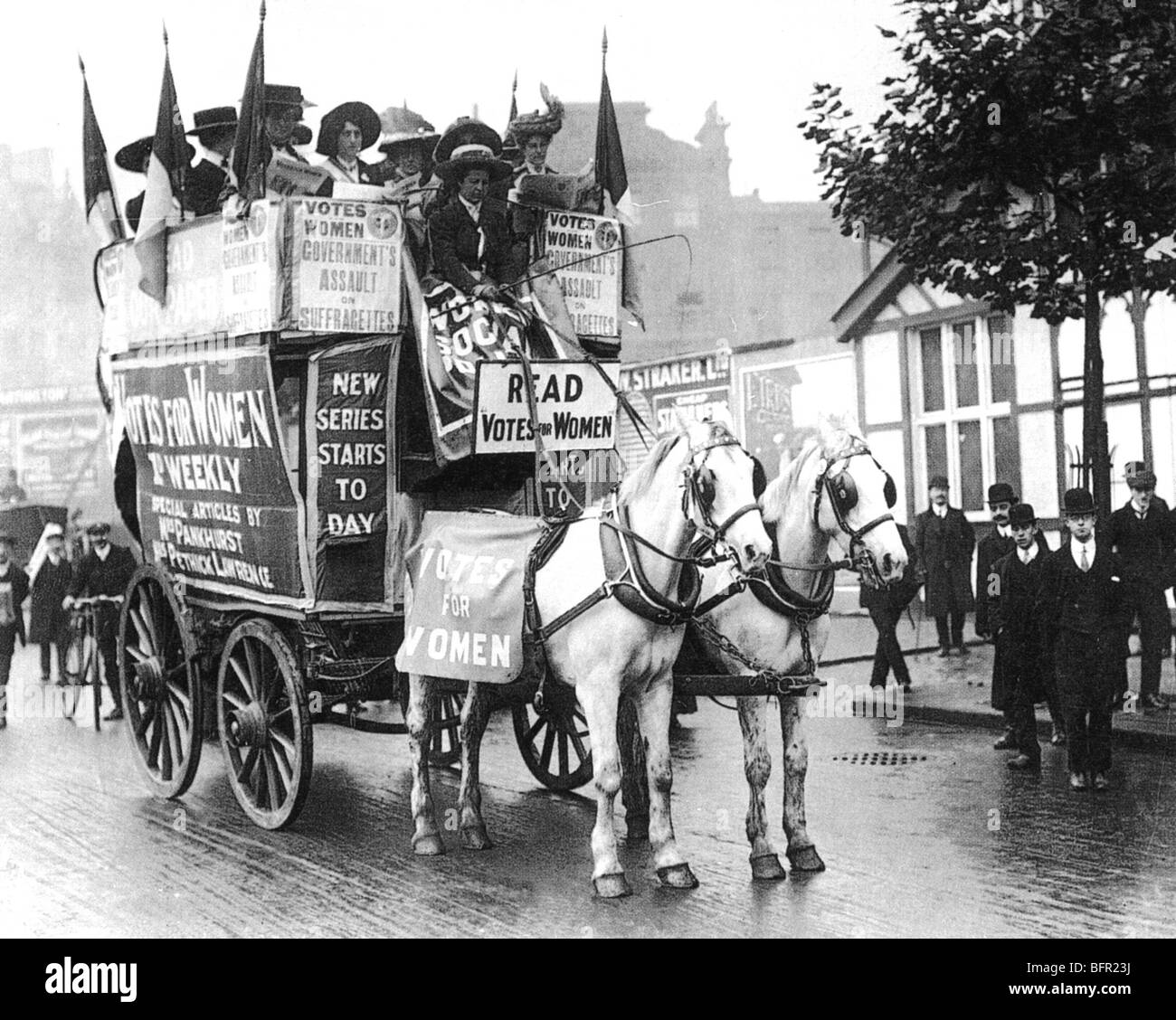 BRITISH SUFFRAGETTES pubblicizzare la loro giornale settimanale voti per le donne che è stato pubblicato dal 1909 al 1912 Foto Stock