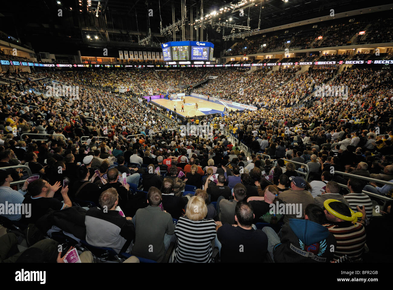 Gioco di basket di Alba Berlino. Interno dell'O2 World Arena O2 della Anschutz Entertainment Group, Berlino, Germania, Europa. Foto Stock
