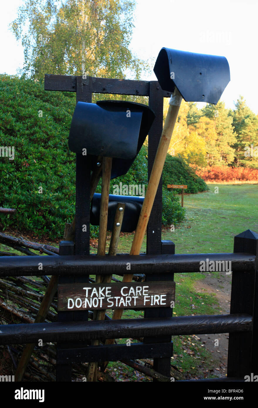 Le fruste per il controllo dei focolai di incendio presso Dersingham Bog Riserva Naturale Nazionale, Wolferton, Norfolk, Inghilterra, Regno Unito. Foto Stock