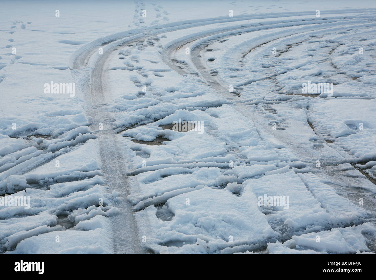 Pneumatico auto stampe in coperta di neve di massa del parcheggio Foto Stock