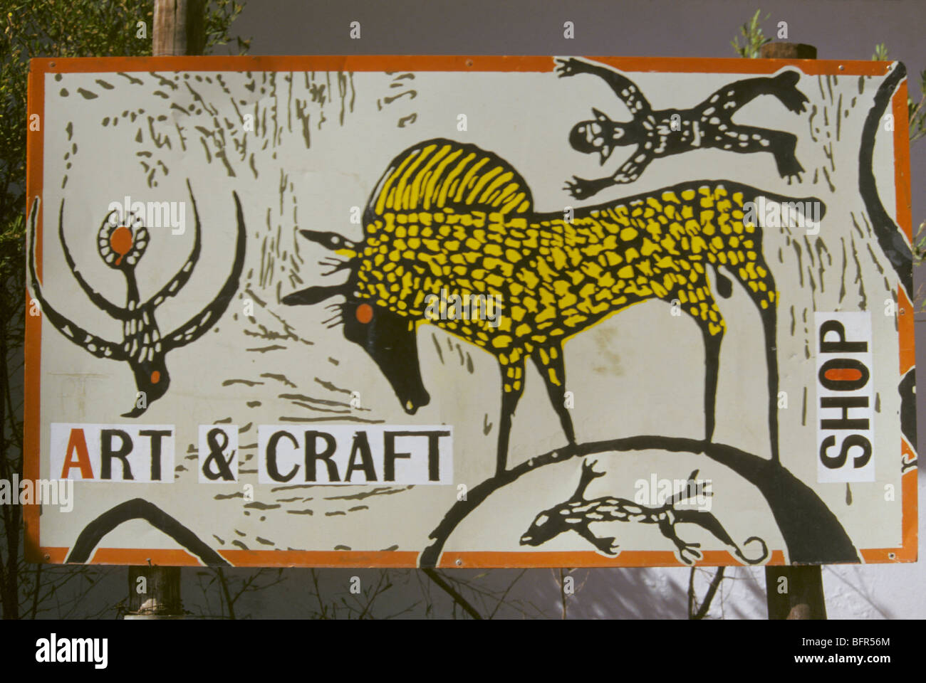 Decorate cartello a San arte e negozi di artigianato nel villaggio di D' Kar Foto Stock