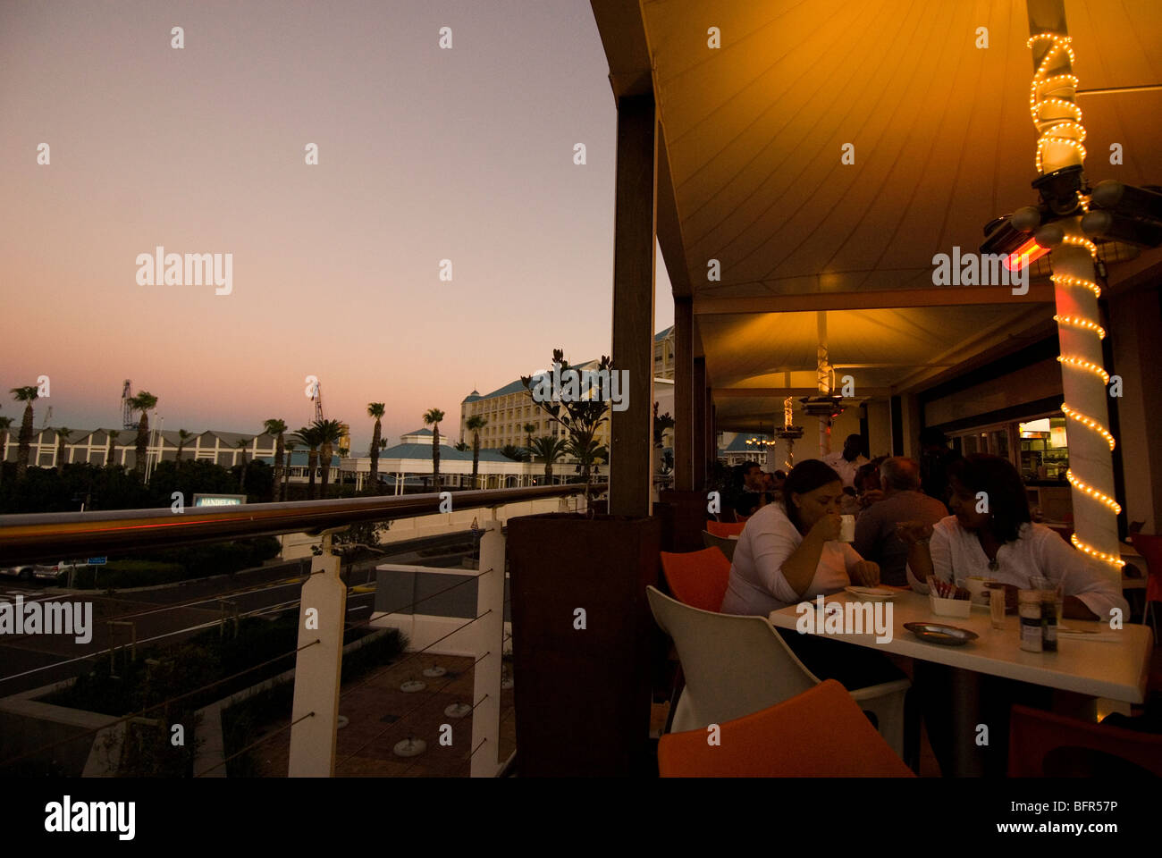 Patroni presso un ristorante all'aperto presso il Victoria and Alfred Waterfront Foto Stock
