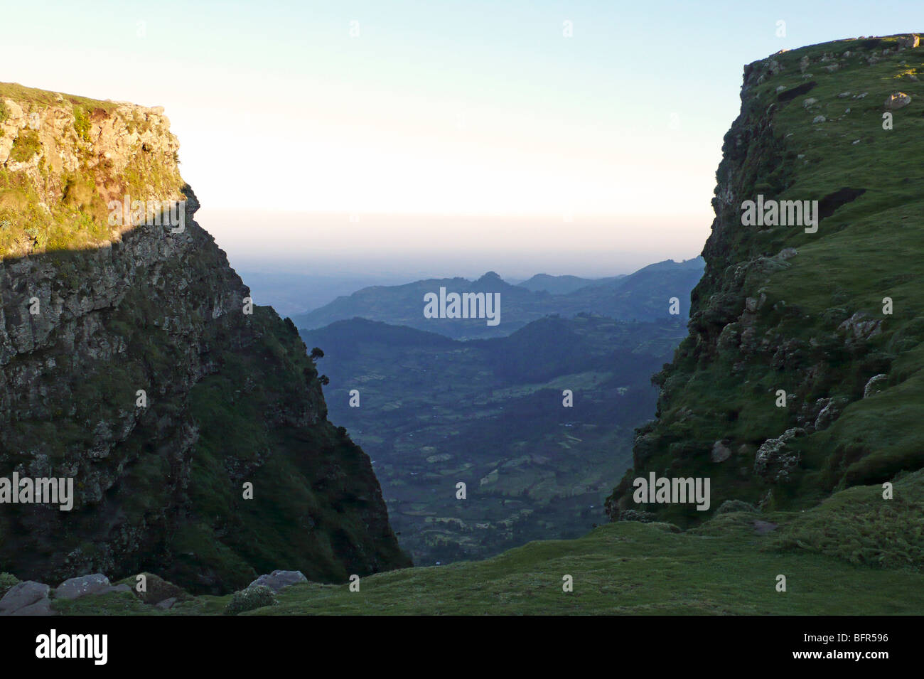 Vista dall'altopiano sopra le colline di seguito Foto Stock