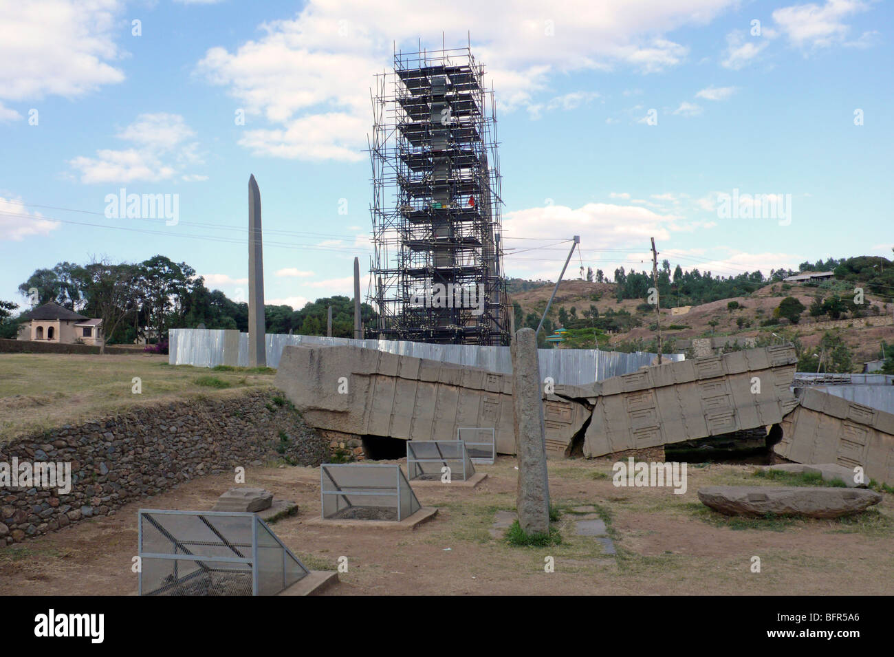 Campo Stelea ad Axum che mostra la più grande del Stelea infranto sul suo lato e ponteggi intorno a un altro Foto Stock