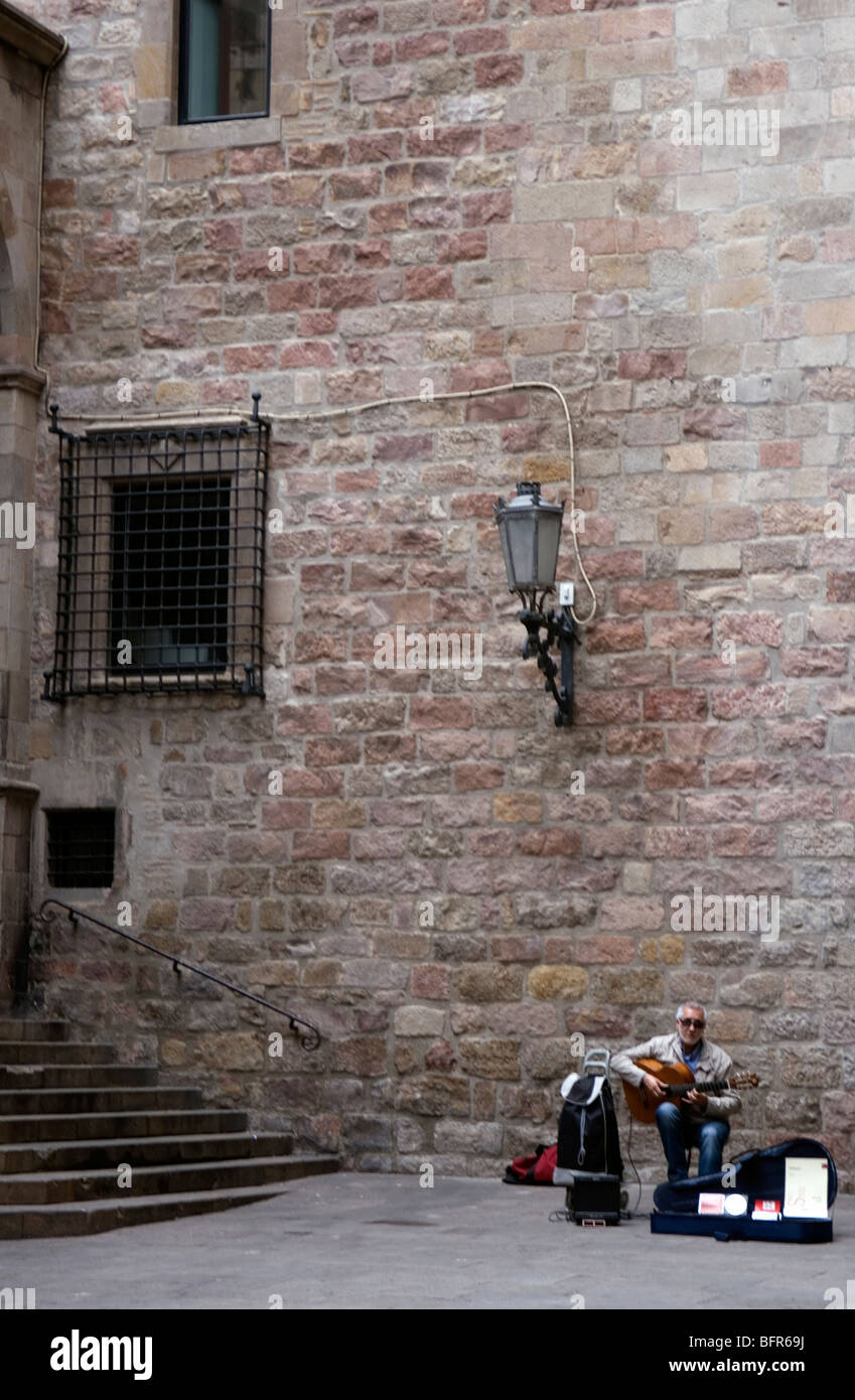 Musicista di strada nel Barri Gotic, Barcellona Foto Stock