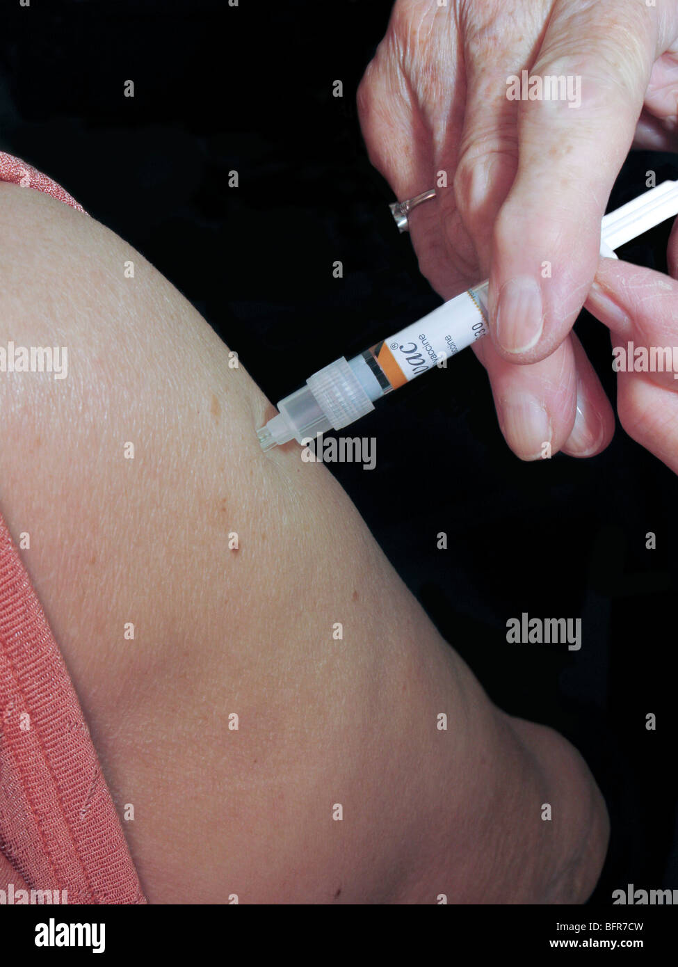 Donna con il vaccino (precauzione contro il virus invernali) Foto Stock