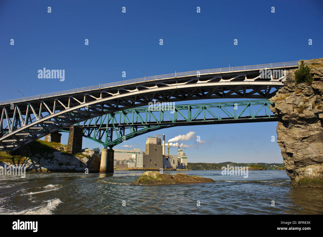 Arco in acciaio ponte sopra la retromarcia cade a San Giovanni nel fiume Saint John New Brunswick- rock sulla destra una volta era parte dell Africa Foto Stock