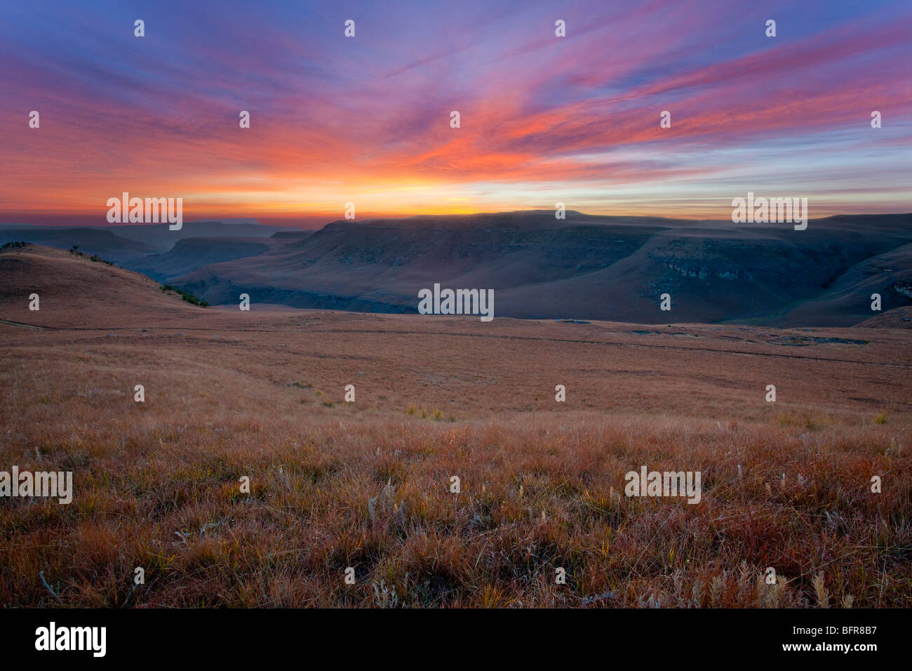 Paesaggio panoramico con tramonto sul Castello dei giganti Foto Stock