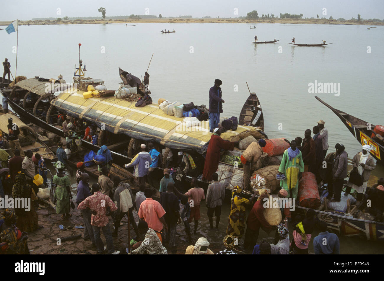 Persone sbarcate da una pinasse la principale forma di trasporto sul Fiume Niger Foto Stock