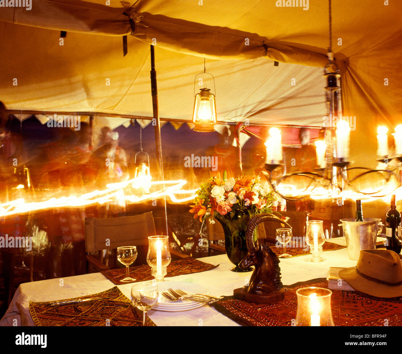 Interno della cena tenda alla Newland e Tarlton safari camp in Masai Mara Foto Stock