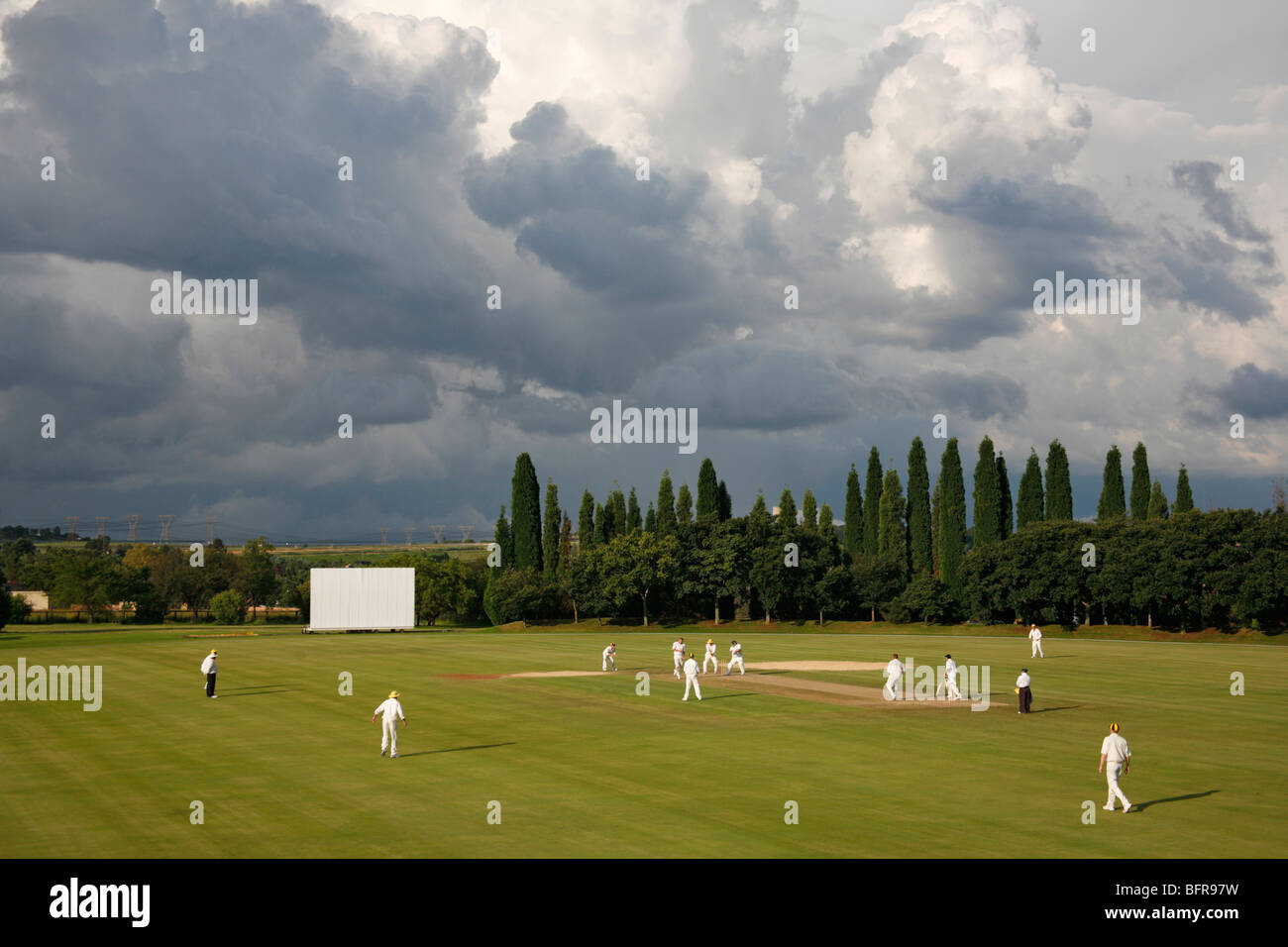 Una partita di cricket suonata in Raindjiesfontein con un avvicinamento tempesta estiva Foto Stock