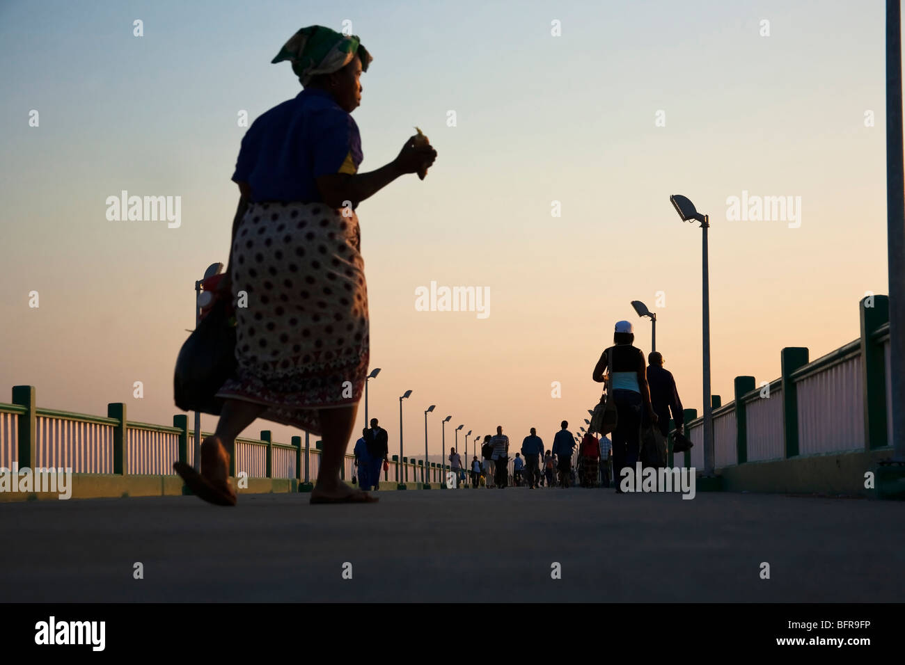 Donna vestita di un sarong camminando in una strada Foto Stock